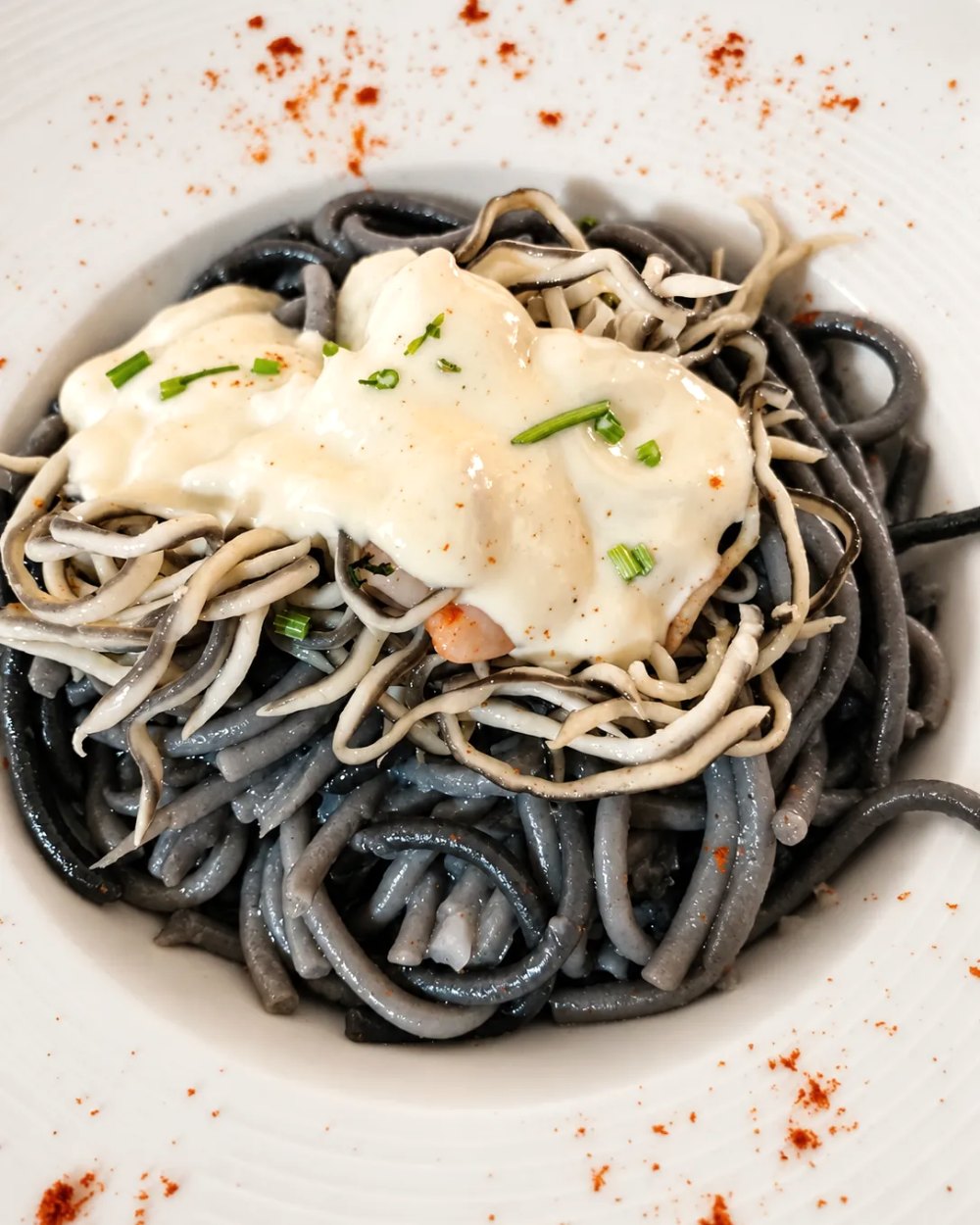 Espaguetis negros con gulas y alioli