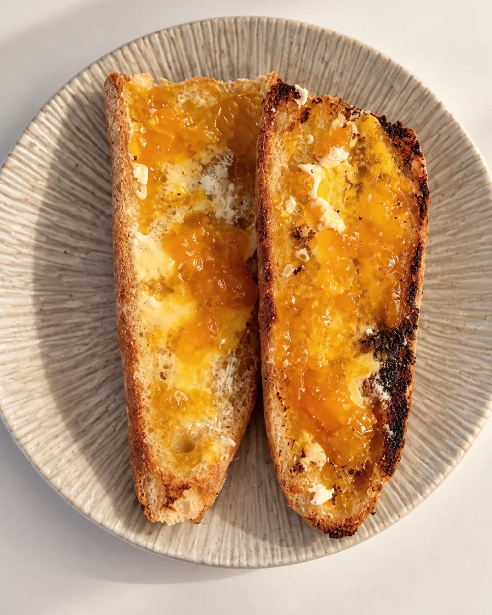 Tostadas con mantequilla y mermelada