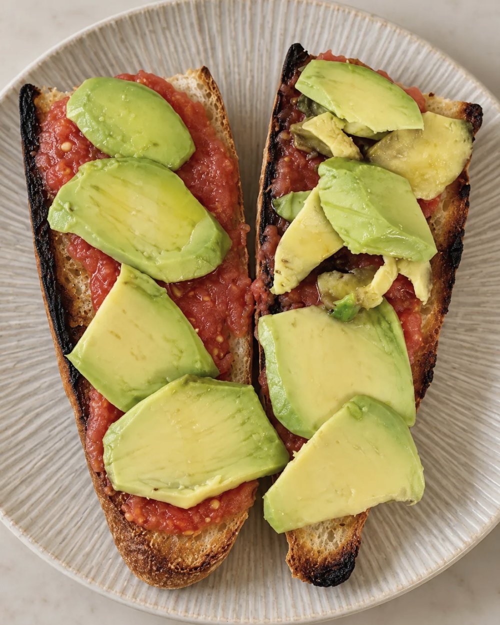 Tostadas con tomate y aguacate